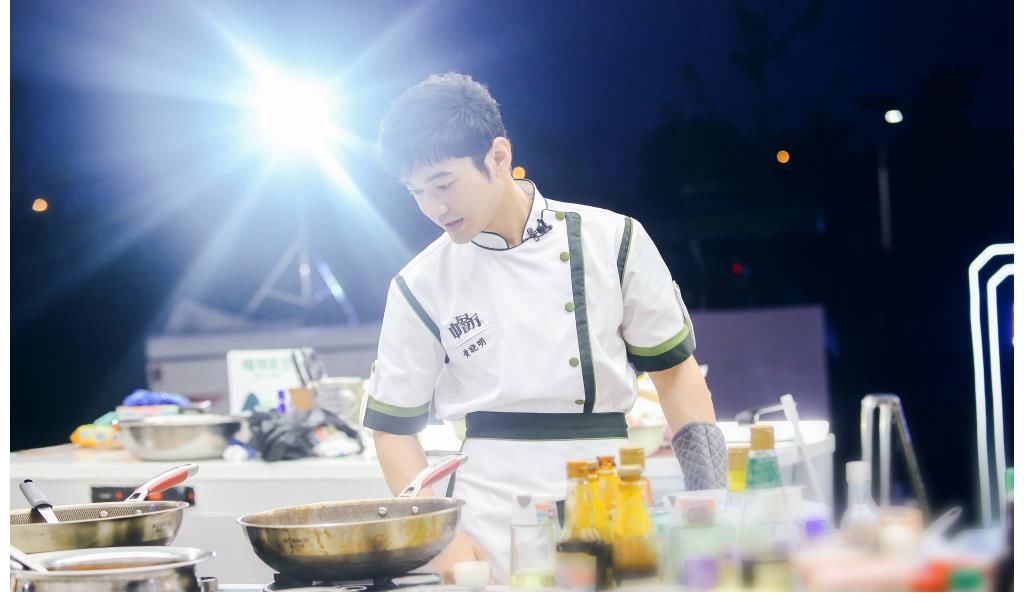 黄晓明|黄晓明穿厨师服 简约清爽帅气十足
