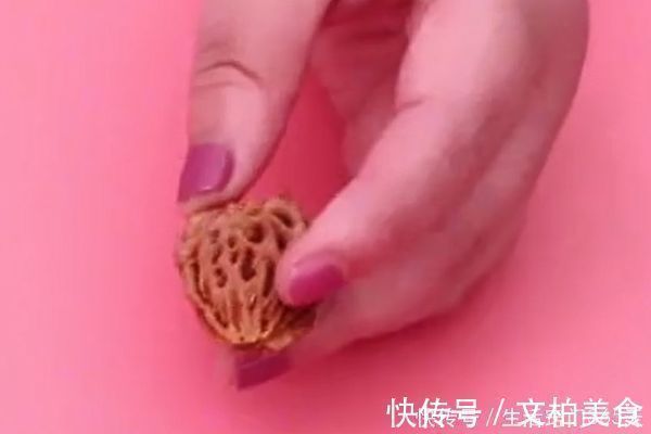 吃剩下的桃核,一个也别扔,废物利用太“值钱”了,你学会了吗?