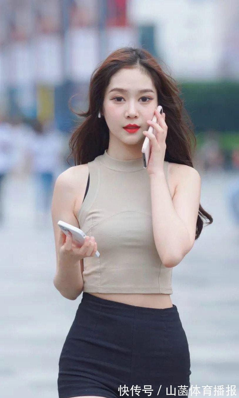 穿搭 浅灰色衬衫搭配黑色短裤,看起来更潮流和个性,显身材纤细和优美