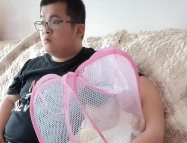 奶爸|“巨省事奶爸”带娃看电视火了,萌娃你这糟老头子坏得很