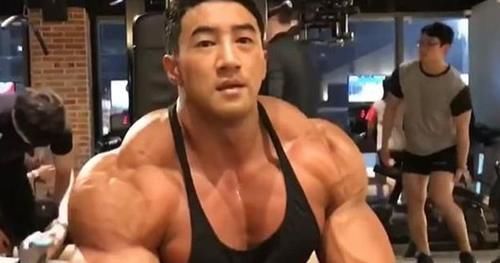 健美运动员|肌肉越大力量越大？明白几大因素，才知道肌肉男是否中看不中用