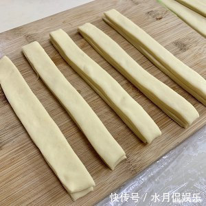 好学|早餐油条别再买了，这种做法简单又好学，炸出来的油条蓬松酥脆