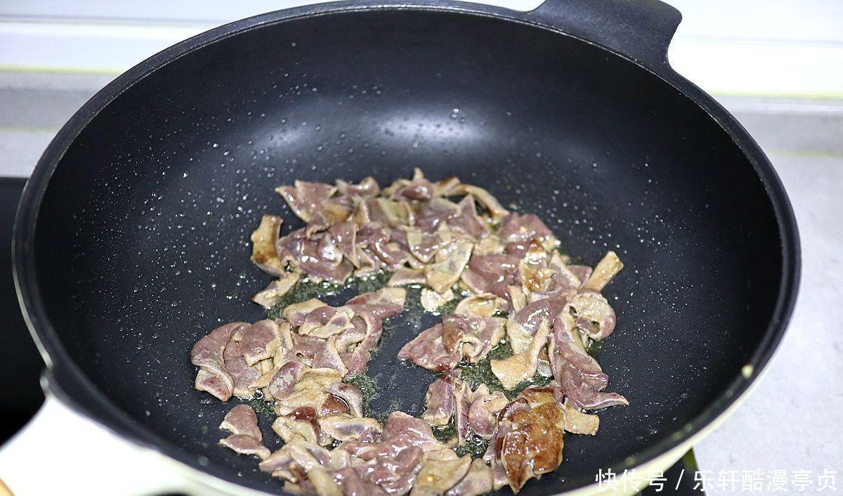 猪肝|嫩炒猪肝是孩子补铁和预防近视的食补佳品,关键还好吃