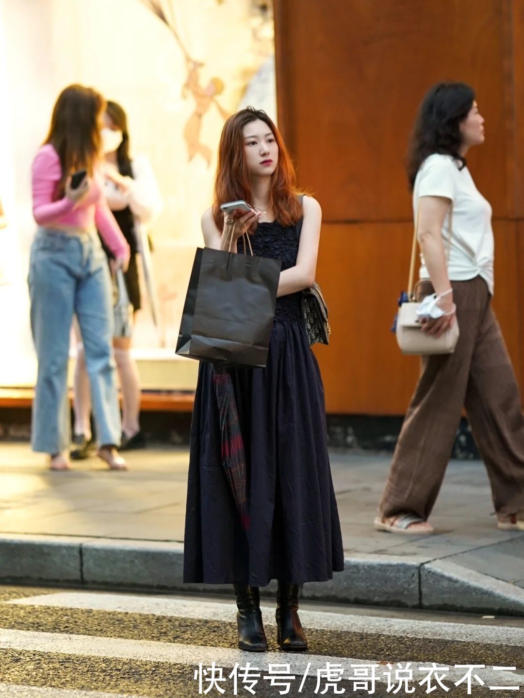 长裤|看了上海姑娘的街拍，终于明白黑色才是夏季“C位担当”，好时髦