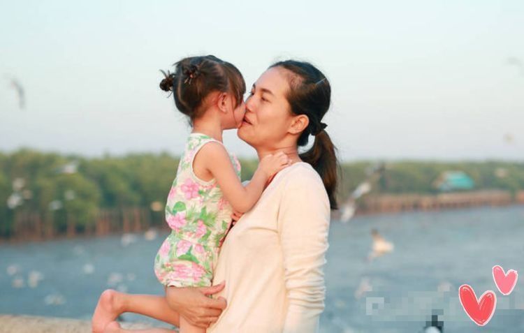 父母|娃长大后会不会疼老妈,小时候就有暗示,若有这5大举动,恭喜你