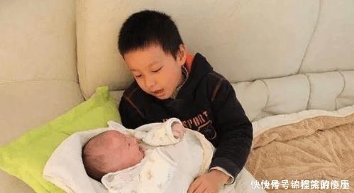 二胎政策|二宝出生,老大和谁睡宝妈的坚持遭全家质疑,3年后却被夸精明