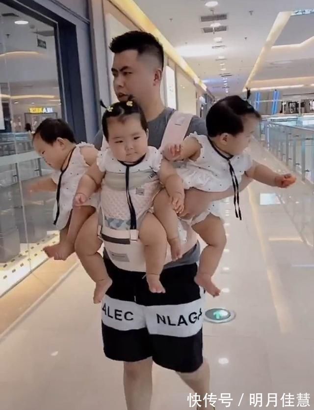 宝妈|爸妈带仨娃逛商场,爸爸怀抱成必争之地,妈妈坐小推车不香吗