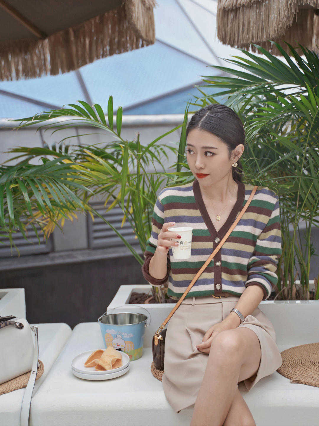 针织衫|入秋以后怎么穿？衬衫搭配白色百褶裙简约时髦，干练又不失优雅