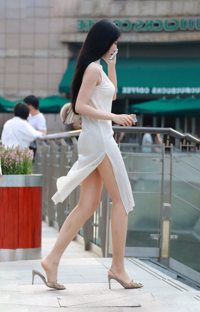 优美|街拍小姐姐白色性感开叉连衣裙,尽显优美曲线跟大长腿