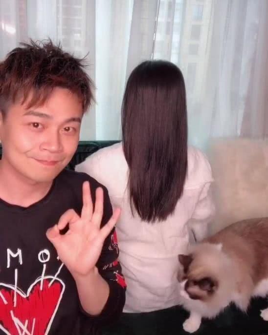 《王牌对王牌》沈涛老婆曝光,竟是节目递话筒的女生,这狗粮撒的