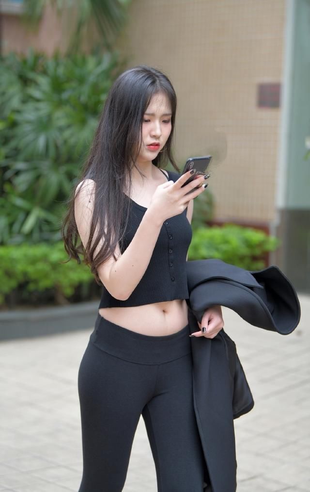 街拍:小姐姐颜值太赞了吧!针织背心+紧身瑜伽裤,大长腿没得挑
