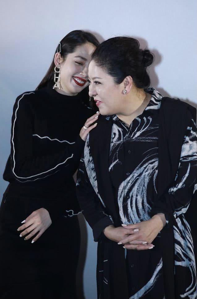 向太很有“阔太”气质范,穿纯黑色刺绣外套配紧身长裤,高贵优雅