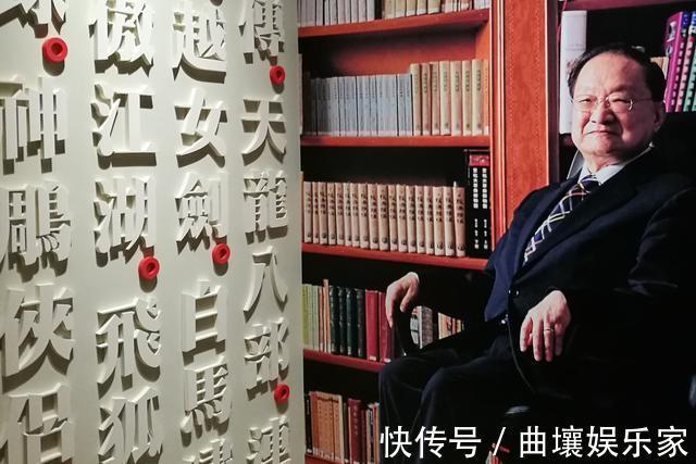 耶律渊如@《倚天屠龙记》中有失误写完后,金庸才发现这乞丐是多余的