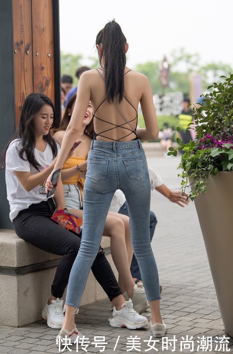 黑色|一袭紧身的黑色小吊带,搭配牛仔热裤,满满的性感气质