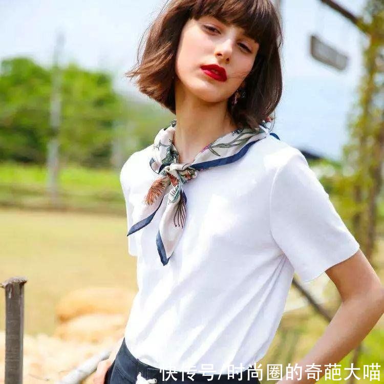 奥黛丽赫本|丝巾你还围出大妈味道？学会这小巧思，胜过你买一百件土气新衣
