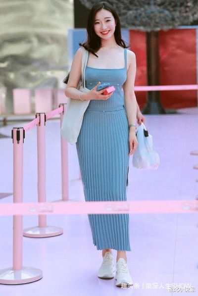 一身时髦现身街头,彰显万种风情,这样的搭配谁不爱