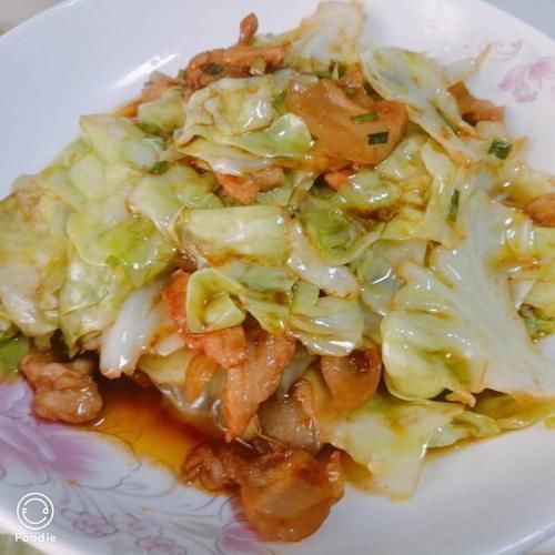 哇噻,老婆推荐的懒人菜——卷心菜炒肉,真的很好吃,全家都抢着吃