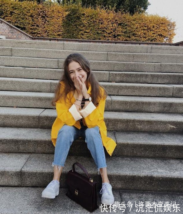 饱和度|过了四十岁的女人,衣柜里这5种颜色衣服别再穿了,显老还掉档次