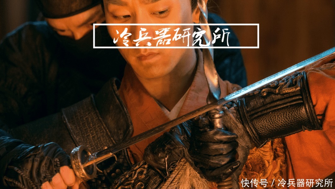 舍施尔弯刀|古代有削铁如泥的神兵利器?现代制造的刀剑回到过去能否大杀四方