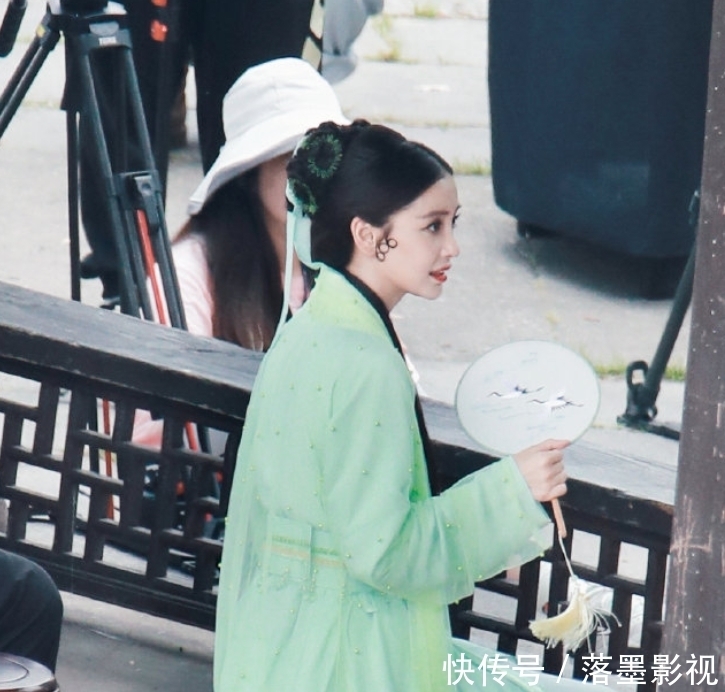 baby新造型出炉,穿古装扮“青蛇”好养眼,休息时的生图美上热搜