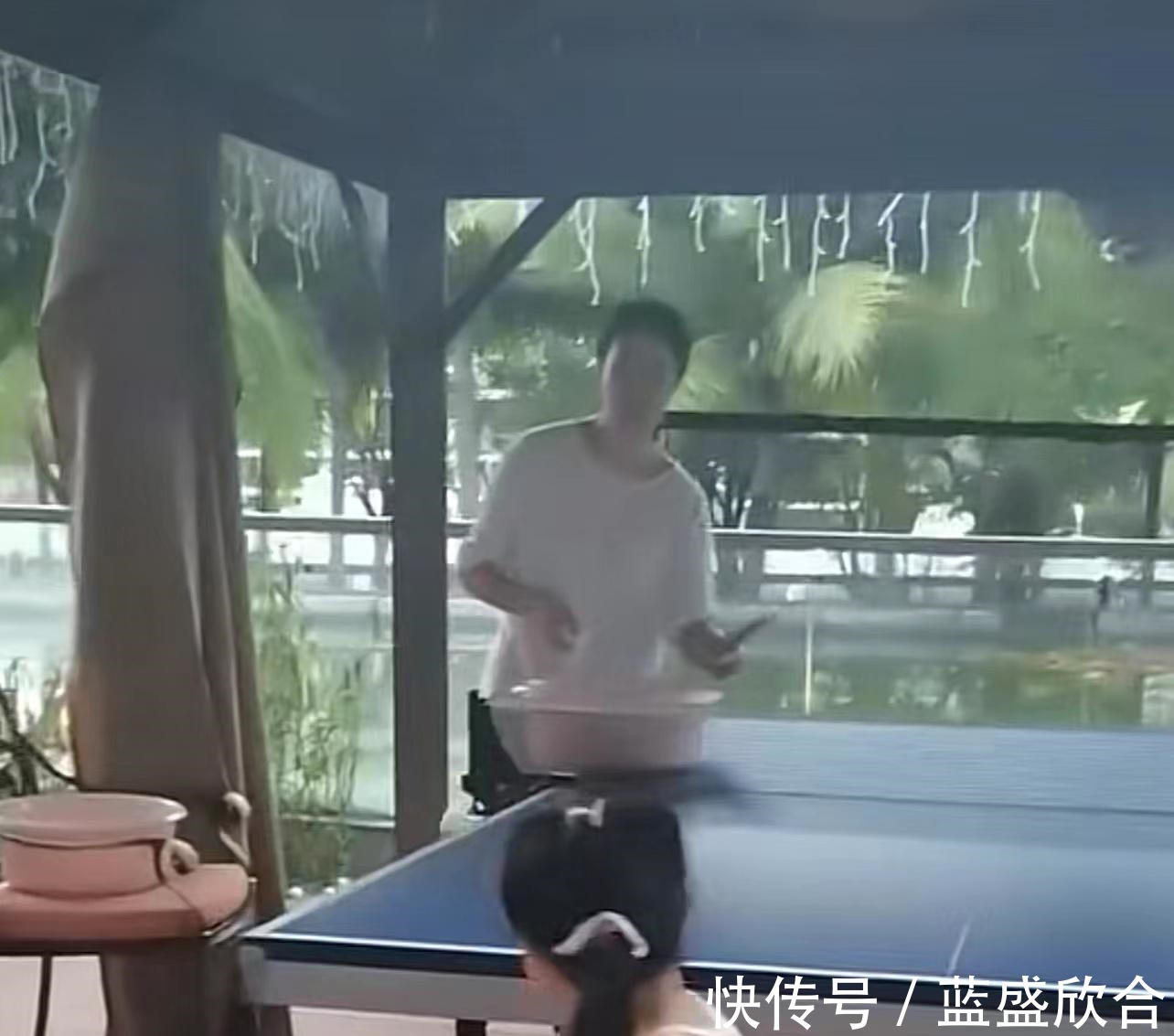 郭斌|王楠女儿度假不忘练球!脚步灵活表情坚定,妈妈亲自指导一丝不苟!