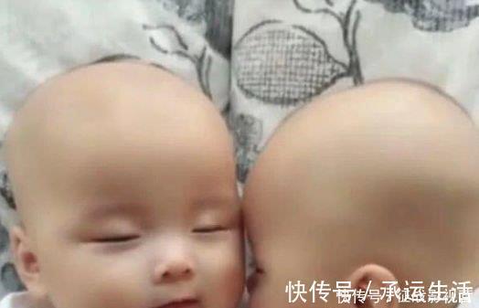 弟弟|双胞胎弟弟抱着哥哥肩膀乱啃,哥哥接下来的动作,让妈妈笑翻天
