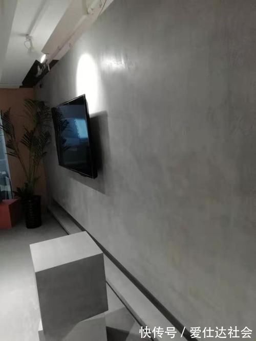 水泥|旧房改造谁还去撬地砖,如今用这种水泥,在地砖上面铺一层3mm