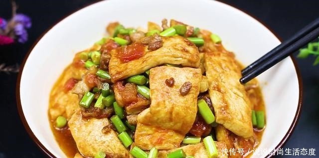 汤汁|豆腐好吃有诀窍，大厨教你这样做，放一个西红柿，汤汁都拌饭吃了