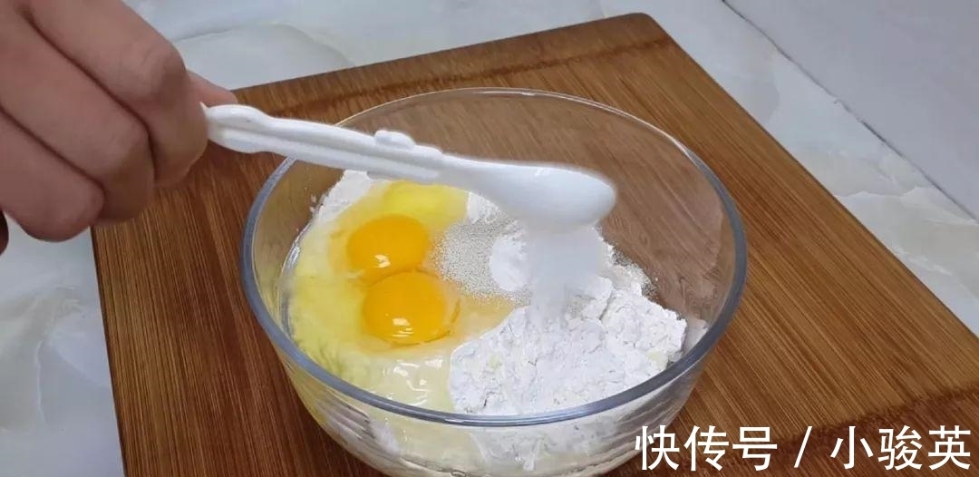 手不沾面|面粉新吃法, 手不沾面, 比油条做法简单, 比馅饼好吃, 越吃越想吃