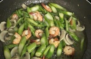 家常蘑菇菜谱，芦笋蘑菇炒虾仁，简单美味下饭，适合夏天