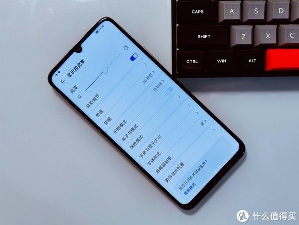 满帧率|5G入门机也玩高质量？荣耀畅玩30 Plus究竟值不值得买？