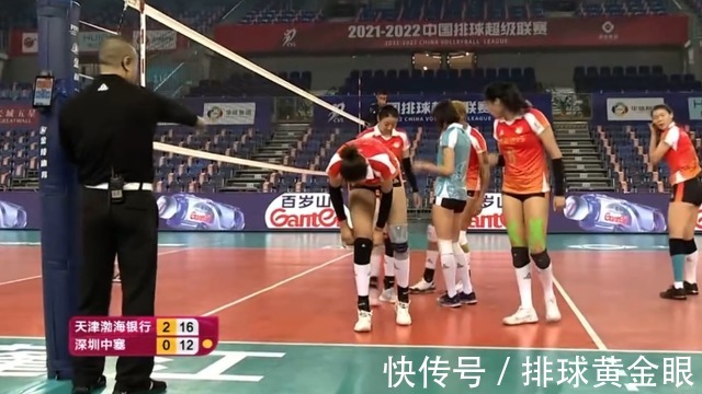 王宝泉|袁心玥险受伤！拦网和刘晏含相撞倒地，王宝泉不懂保护球员惹争议