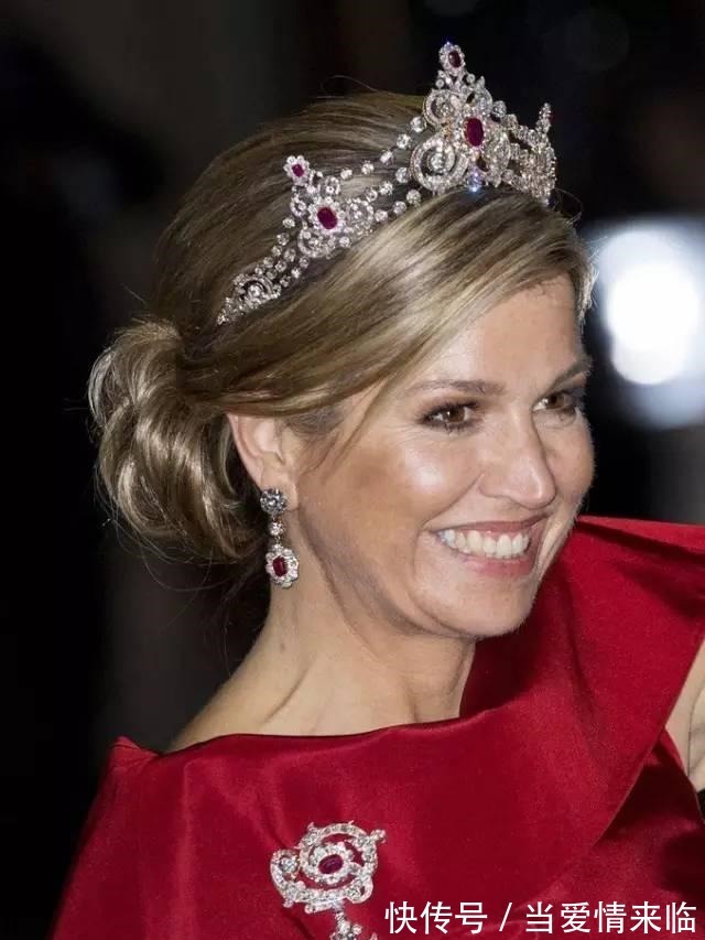 耳环 新年就是要红!王室红宝石珠宝看起来!