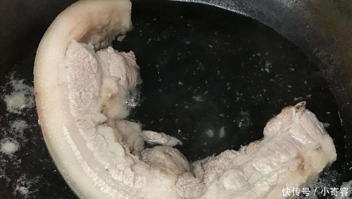 蒜泥白肉|每年的年夜饭我家做此菜，好吃好看，做法简单，待客超有面