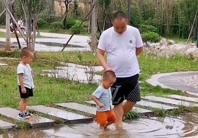 水洼|双胞胎儿子和爸爸出去玩,天快黑不回家,妈妈找到父子仨哭笑不得