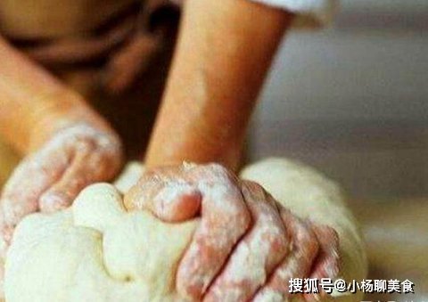 馒头|蒸馒头该用凉水还是热水？很多人都错了，怪不得馒头又硬又难吃！
