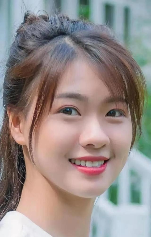 漂亮爱笑大眼睛美女