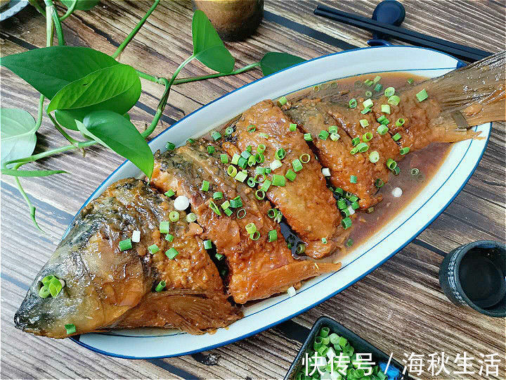 无论炖啥鱼，别再加酒加醋试试这样做，鱼肉更嫩更入味，还不腥
