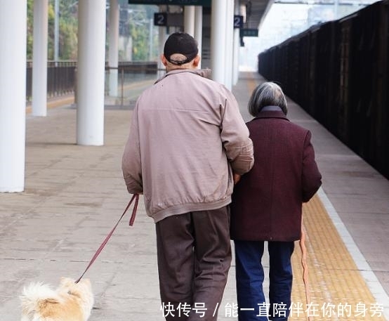 老两口|夫妻一连生了3个孩子,老了才知道疼错了人,孝顺娃从小就有迹象