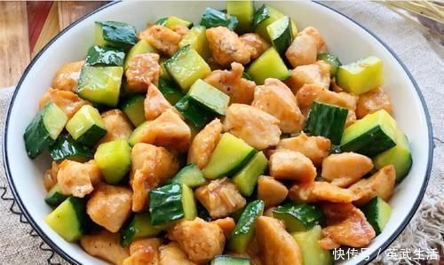 黄瓜和“它”是好搭档,一盘2元钱,每晚吃一点,甩赘肉细蛮腰