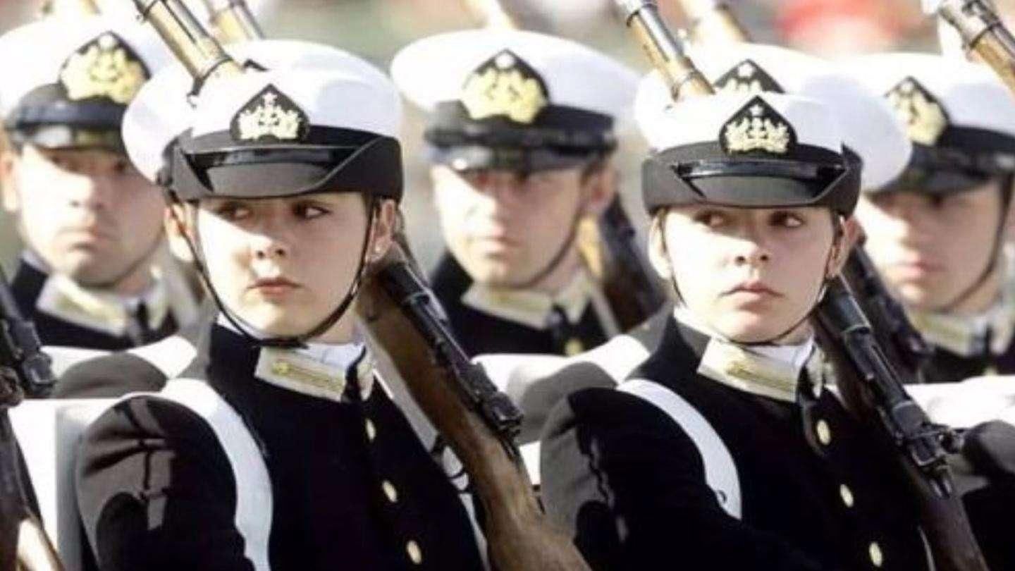 日本|日本女兵，为何要背一个小挎包，想清楚里面装了些什么吗？