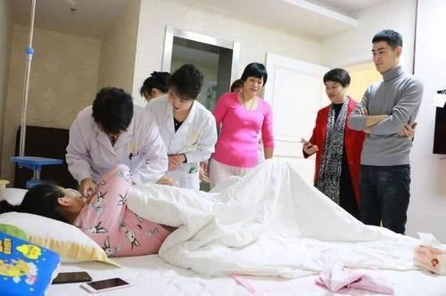 顺产|同病房的两个孕妇生孩子,一个顺产一个剖腹产,产后差距明显