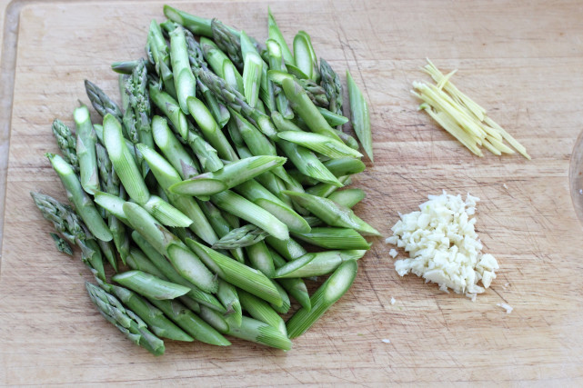 减肥期|水煮鸡胸食同嚼蜡,搭配芦笋一起炒,脆嫩低脂营养均衡,好吃不胖