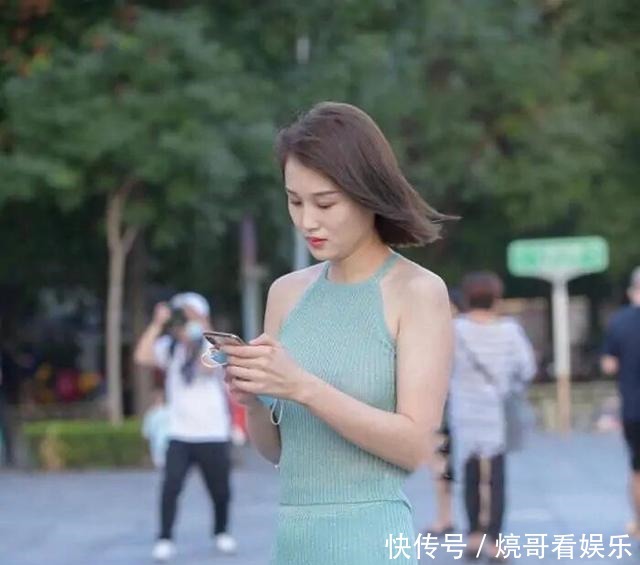 有“小肚子”别乱穿,像美女这样真不好,让整个穿搭处于被动!