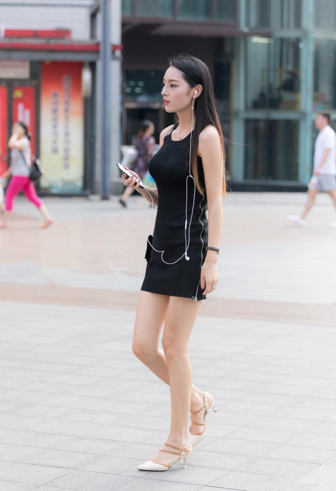 貌美|街拍貌美肤白的小姐姐,轮廓性感分明,散发性感的韵味