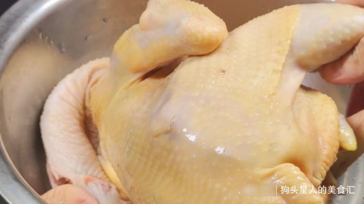 把整只鸡放到盐水中一泡,出锅皮脆肉嫩,不柴不腥,实在太厉害了