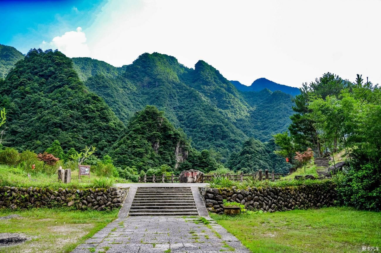 老年|小镇蒙蒙烟雨，小桥流水，断桥残雪~青山点点，古道悠悠