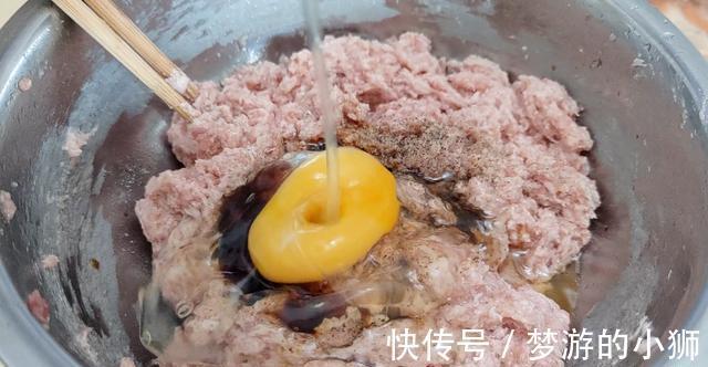 好吃|肉包子这样做太好吃了,学会这样调肉馅,包子松软鲜香,好吃解馋