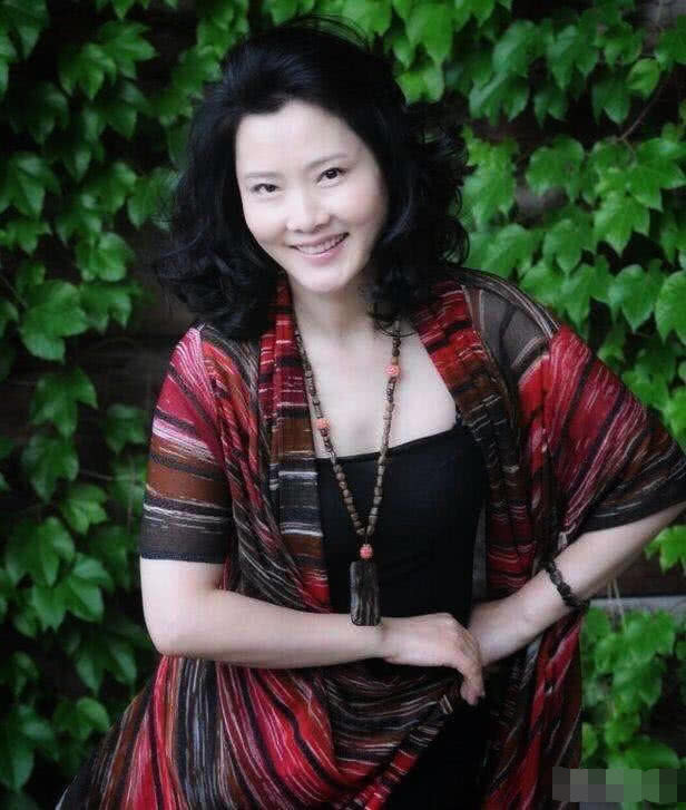 女神|何赛飞书功不俗,堪称“书法女神”,专家不入书协难进步