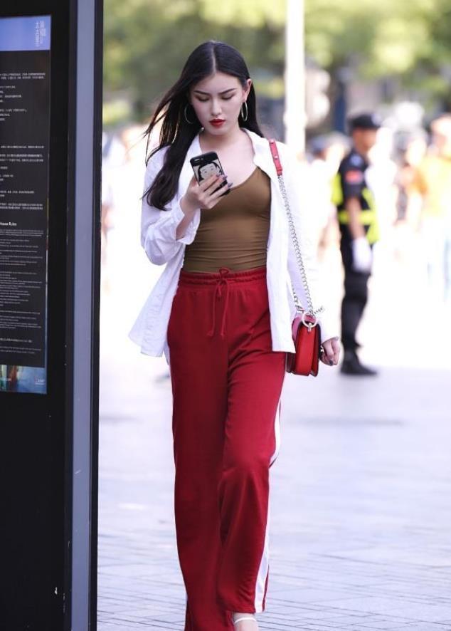 牛仔|街拍小姐姐黑色露肩上衣搭配一条紧致的牛仔短裤,很有少女范